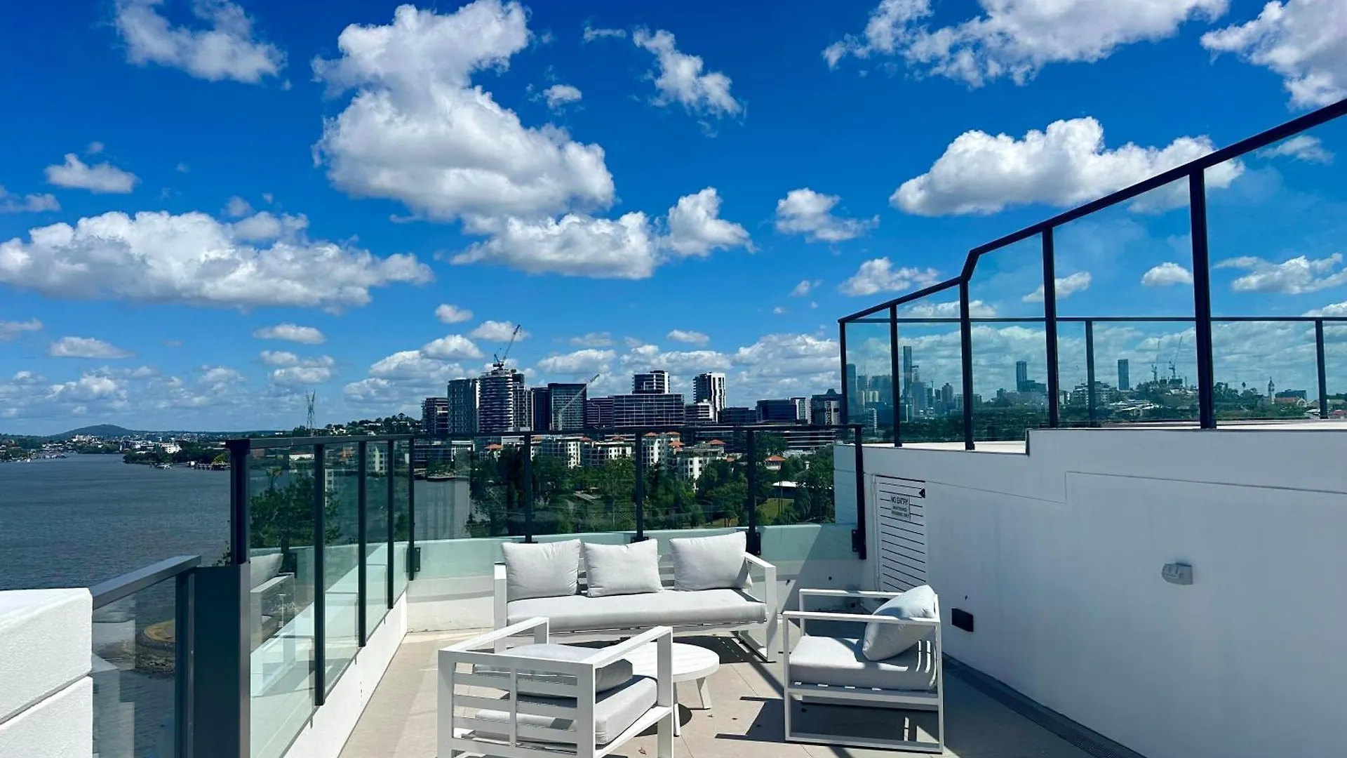 New City Condo With Brisbane River View & Parking Appartement