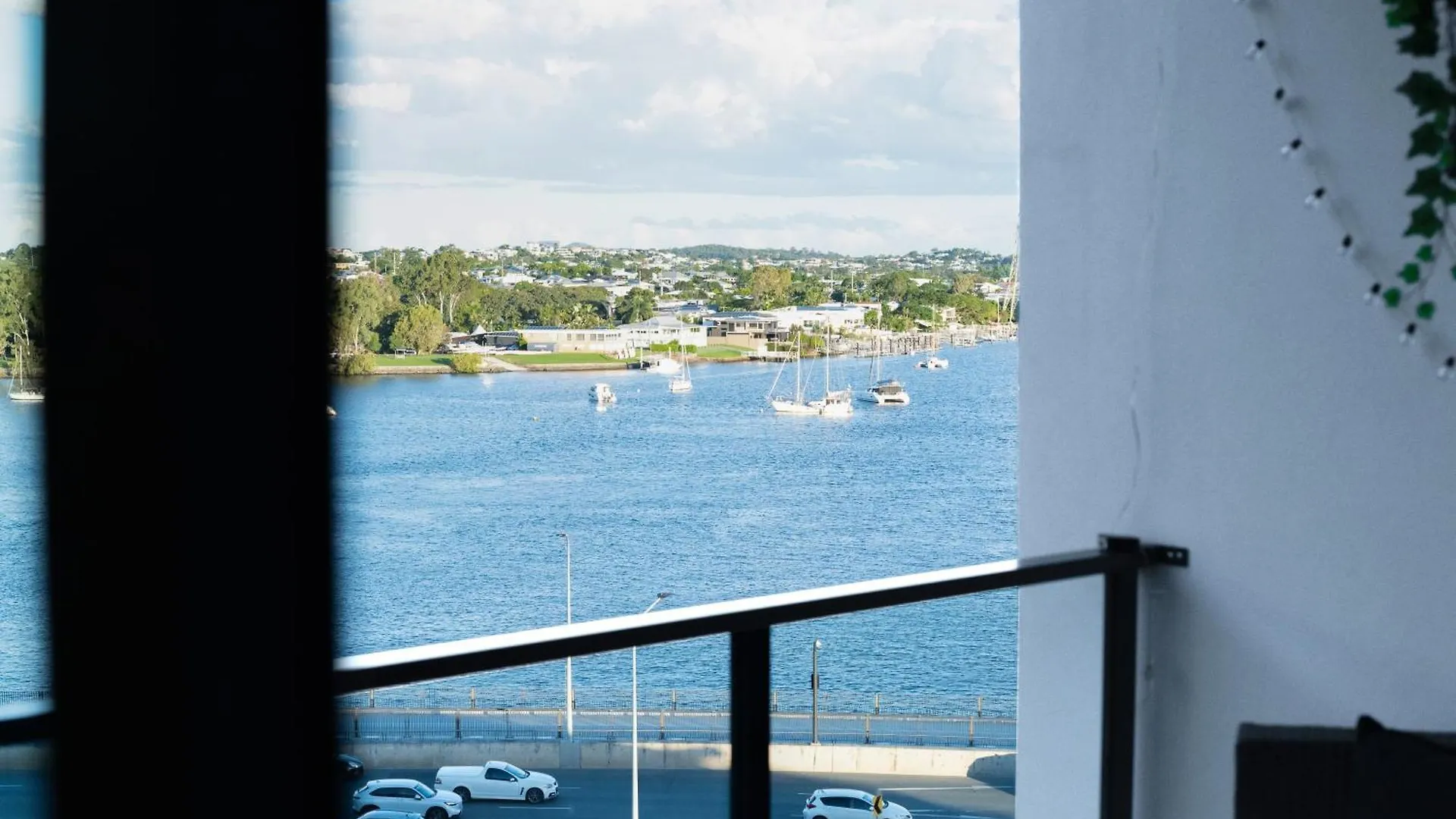 New City Condo With Brisbane River View & Parking